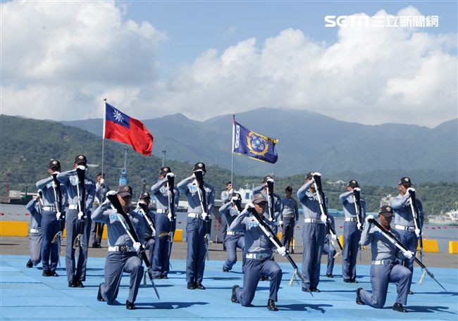 海軍儀隊表演高難度操槍。（記者邱榮吉/蘇澳拍攝）
