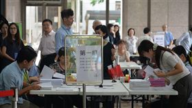 中選會清點國民黨3公投連署書（1）國民黨27日將「反核食、反空污、反深澳電廠」3項公投案連署書運送遞交中選會，中選會出動超過60名工作人員清點。中央社記者孫仲達攝  107年8月27日