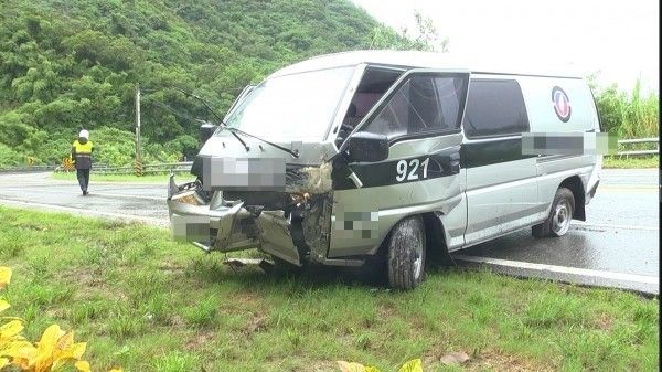 運鈔車自撞山壁2人傷　警重兵戒備