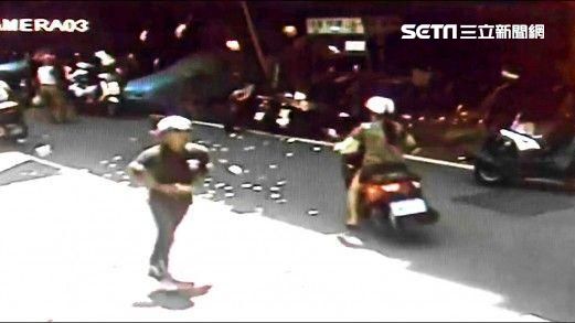 不甘分手！恐怖情人深夜砸門撒冥紙