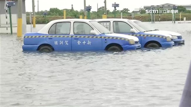 30輛教練車泡水　老闆自嘲私人泳池