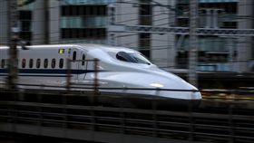 新幹線轉向架龜裂　再3公分恐斷裂JR西日本公司為新幹線轉向架龜裂事故舉行記者會，根據畫面，裂縫長達14公分。圖為同型號新幹線列車。中央社記者黃名璽東京攝 106年12月19日