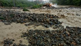 台南淹水消退  雨勢又來尚未傳災（2）8月22日起的一波豪雨造成台南不少地區出現淹水災情，到27日凌晨2時多都已消退。國軍官兵27日持續在各災區協助善後。（國軍提供）中央社記者楊思瑞台南傳真  107年8月27日