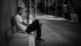 ▲邊緣人,寂寞,邊緣（示意圖／攝影者rpavich, flickr CC License）
https://www.flickr.com/photos/rpavich/9397802910