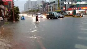 高雄鳳山區澄清路、建國路三段大量淹水
（圖／翻攝畫面）