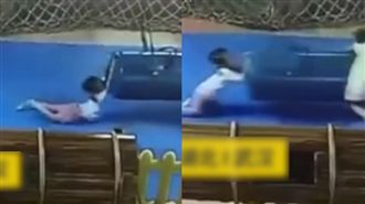 玩盪鞦韆捲入底部　女童慘遭「對摺」
