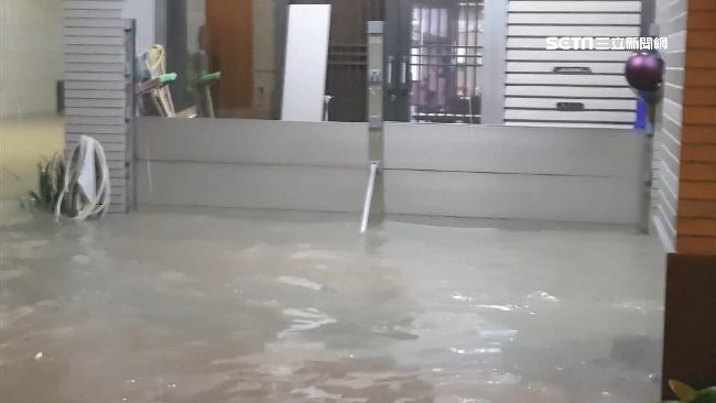 深夜暴雨淹仁武　居民擋水徹夜難眠