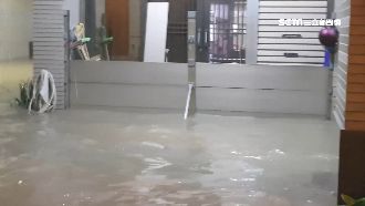 深夜暴雨淹仁武　居民擋水徹夜難眠