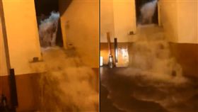 三多商圈再淹！停車場成瀑布　看完電影「真的雨神同行了」(圖/翻攝自爆廢公社臉書)