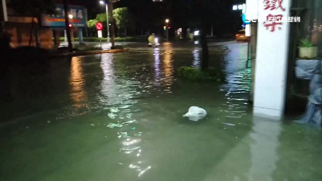 鳳山又淹了！民眾受困路邊：心好累