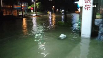 鳳山又淹了！民眾受困路邊：心好累