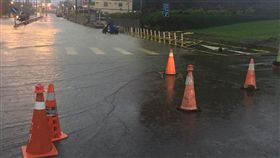 高雄持續降雨  道路積水封閉高雄市28日清晨持續強降雨，部分地區時雨量破80毫米，很多地區積水。圖為位在燕巢區樹德科技大學前道路積水封閉。（民眾提供）中央社記者王淑芬傳真  107年8月28日