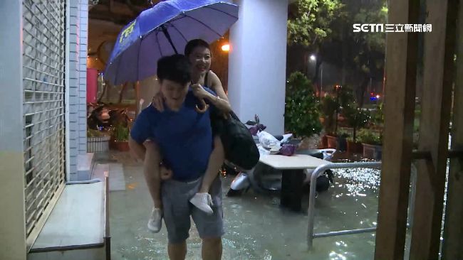 高雄水淹小腿　暖男背女友水中漫步