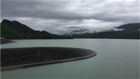 集水區雨量大　南化水庫近滿庫因連日雨勢，台南市南化水庫集水區水位上升快速，台灣自來水公司預估2日入夜後即將達到滿水位，並開始自然溢流，提醒水庫下游沿岸居民注意防範。（自來水公司六區處提供）中央社記者楊思瑞台南傳真　107年7月2日