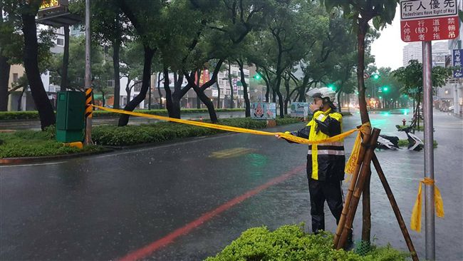 暴雨夜襲高雄　警方冒雨拉警戒線封路