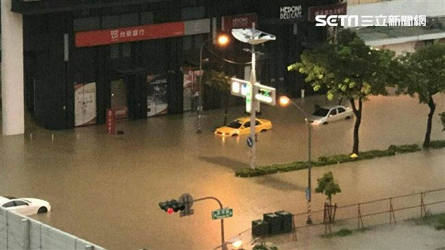 多圖／雨彈襲擊高雄　各地淹水傳災情