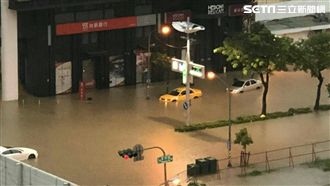 時雨量破百毫米！暴雨淹慘高雄車拋錨