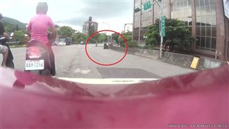 女騎士彎道飛下橋　網嚇：真的填海了