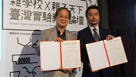 台日影視音教育交流  簽合作備忘錄（2）台北市影視音實驗教育機構校長李遠（小野）（左）與日本映畫大學校長天願大介（右），19日在台北簽署兩校合作備忘錄，並合影。中央社記者江佩凌攝  106年10月19日