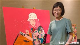 小潔（化名）與其繪畫作品。（圖／記者楊晴雯攝）