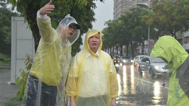 高雄淹水市長還在睡？區長截圖怒打臉