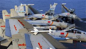 兩岸情勢變動 學者：維持戰略定力是最佳選擇轉型路上的蔡英文/兩岸篇（2）北京藉外交、軍事、經濟等手段對台施壓，學者認為，面對區域情勢快速變動，維持戰略定力是最佳選擇。圖為中共海軍遼寧號航艦編隊今年4月在東海舉行實戰化演練。（中新社提供）中央社 107年5月17日