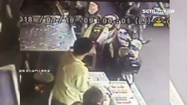 和女友吵架火大！燒臘店員工搬石砸店