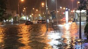 暴雨凌晨再襲高雄！民眾傻眼：我根本被困在湖中。（圖／翻攝爆廢公社）