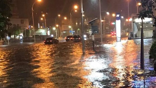 暴雨狂炸高雄！居民：家在前方回不去