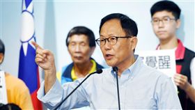 智庫區黨部遭查封　丁守中：公權力壓迫國民黨台北市長參選人丁守中（前）17日在台北出席記者會，對區黨部、智庫等地遭查封，他表示，政府運用公權力壓迫在野黨，他如果當選台北市長，會馬上查封黨產會。中央社記者施宗暉攝　107年8月17日