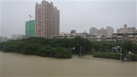 高雄市寶業里滯洪池（2）高雄市受到強烈西南氣流的影響，降雨劇烈，部份地區時雨量逼近100毫米，市區很多地方積水，連滯洪池也滿溢無法再蓄洪。圖為寶業里滯洪池。中央社記者王淑芬攝  107年8月28日