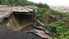 高雄壽山元亨寺旁的萬壽山橋附近山路，崩塌凹陷6公尺。（圖／翻攝畫面）