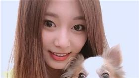 「Twice」成員周子瑜跟愛犬「酷吉」。(翻攝IG)