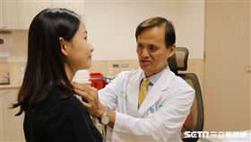 醫師黃文豊（右）替患者檢查頸部腫塊。（圖非當事人／亞大醫院提供）