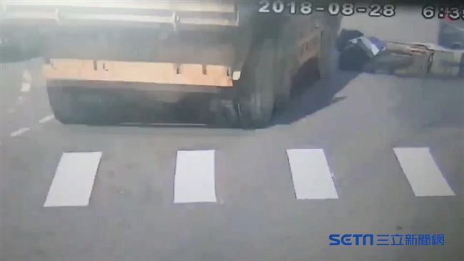 騎士疑閃車自摔　慘遭砂石車輾頭亡