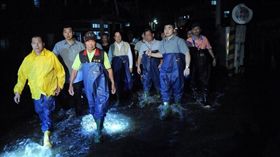 行政院長賴清德27日赴嘉義縣東石鎮及布袋鎮等積水鄉鎮勘災。（圖／翻攝賴清德臉書）