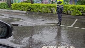 高雄,豪雨,淹水,坍塌,坑洞（圖／翻攝自爆料公社）