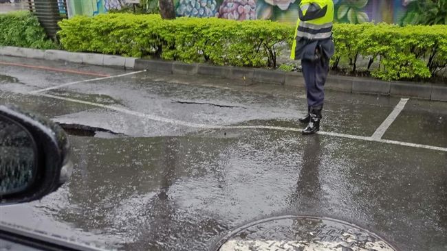 豪雨襲高雄！市區驚見地裂路塌