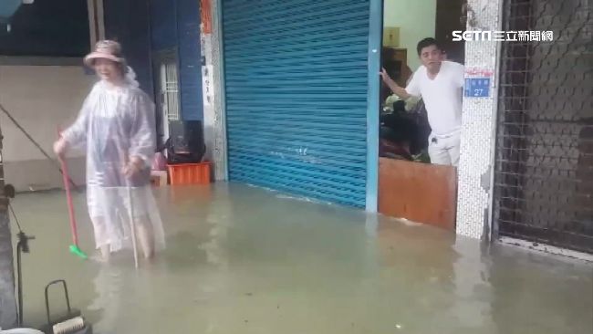 屏新園水淹及膝　路成河流民宅泡水中