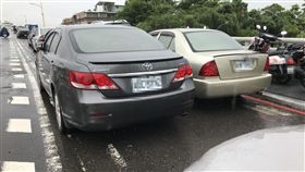 高雄鼓山區九如四路陸橋上停滿車。（圖／翻攝畫面）