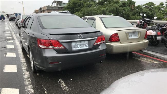 避免愛車泡水　高雄陸橋成停車場