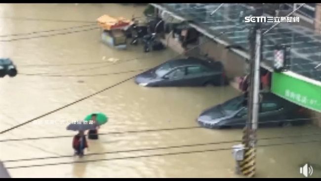 仁武水淹及腰　居民驚呼：機車不見了