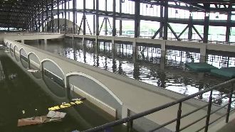 大學淹成「泳池」！政府急出動抽水機