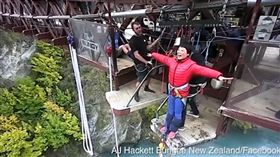 中國大媽到紐西蘭挑戰高空彈跳，聽不懂JUMP笑翻網友。（圖／翻攝YouTube）
