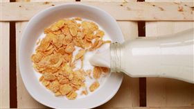 玉米片,牛奶,早餐 示意圖／Pixabay
