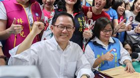 丁守中登記參選台北市長（1）中國國民黨台北市長參選人丁守中（前左）27日由同黨議員陪同，前往台北市選委會，登記參選台北市長。中央社記者裴禛攝  107年8月27日