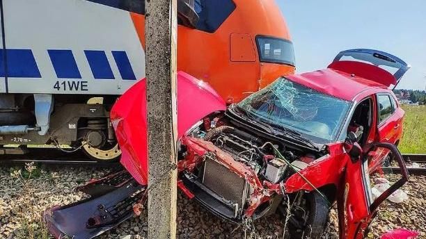停在鐵軌上！18歲女路考遭火車撞死
