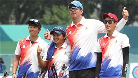 亞運複合弓女團奪銅（2）亞運中華射箭複合弓女子團體「少將」陳麗如（左2），帶兩名「小將」陳怡瑄（左）、林明靜（右），28日在銅牌戰以226比221擊敗伊朗，奪下銅牌。中華隊複合弓外籍教練透納（Robert Turner）（右2）開心與選手合影。中央社記者吳翊寧雅加達攝　107年8月28日