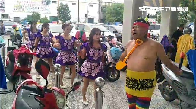 裸半身作法！超狂參選人跳牽亡歌登記