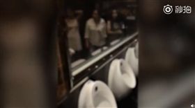 男廁小便斗前方的玻璃設計。（圖／翻攝自微博）
